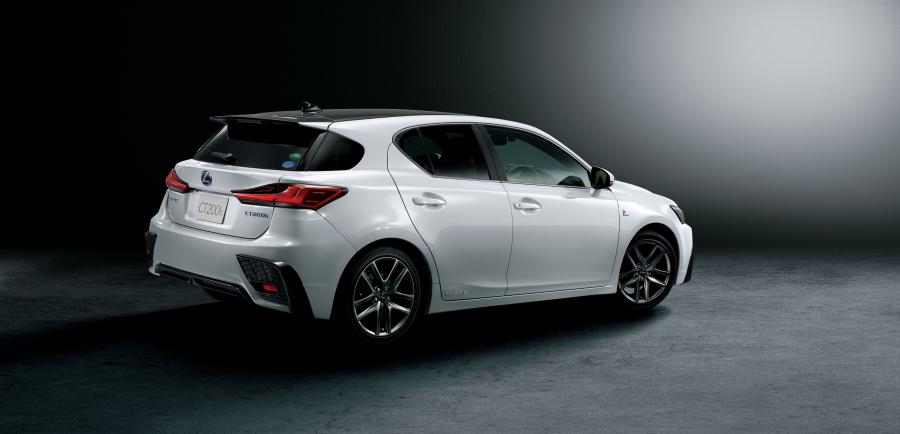  Lexus CT200h F-Sport 2017 года  (JP) (фото 2 из 3)